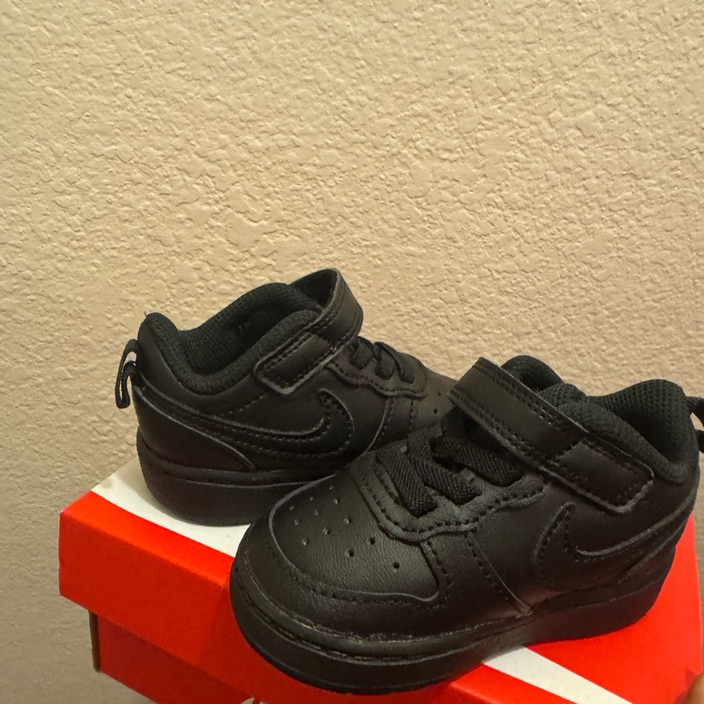Nike Kids Black Velcro Sneakers